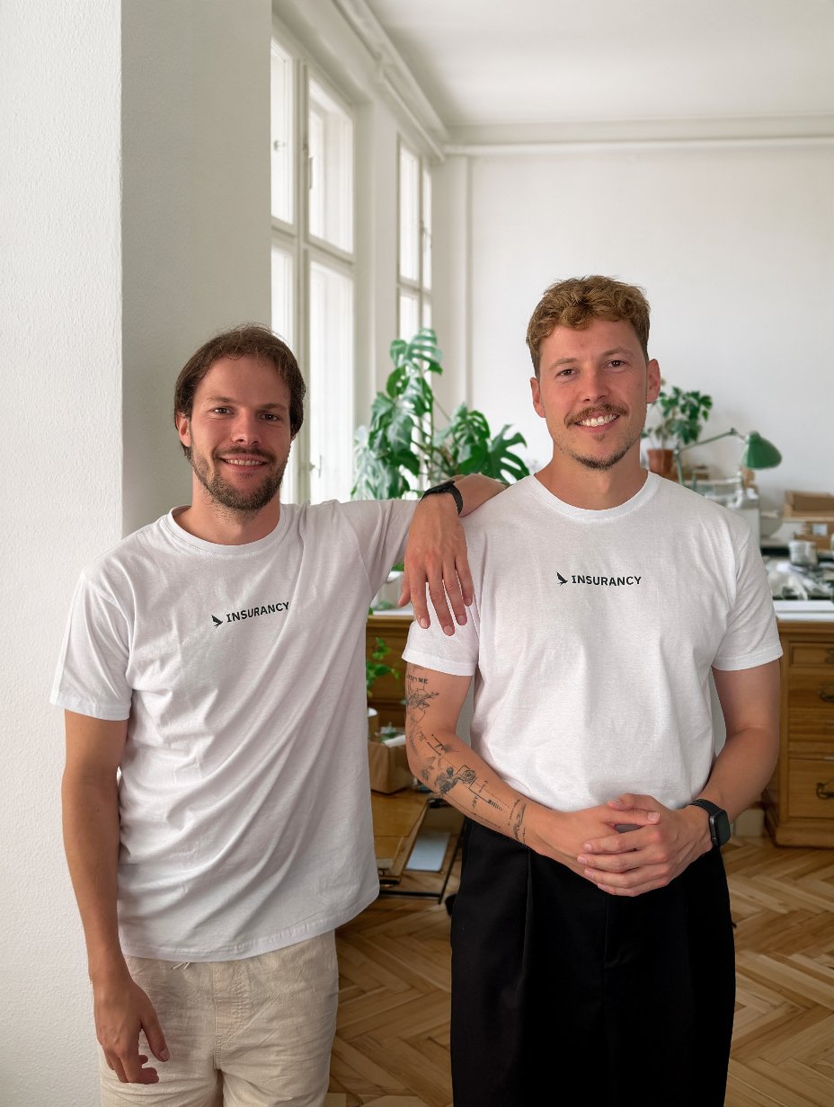 Die Insurancy-Gründer Tobias Niendieck und André Disselkamp im Büro